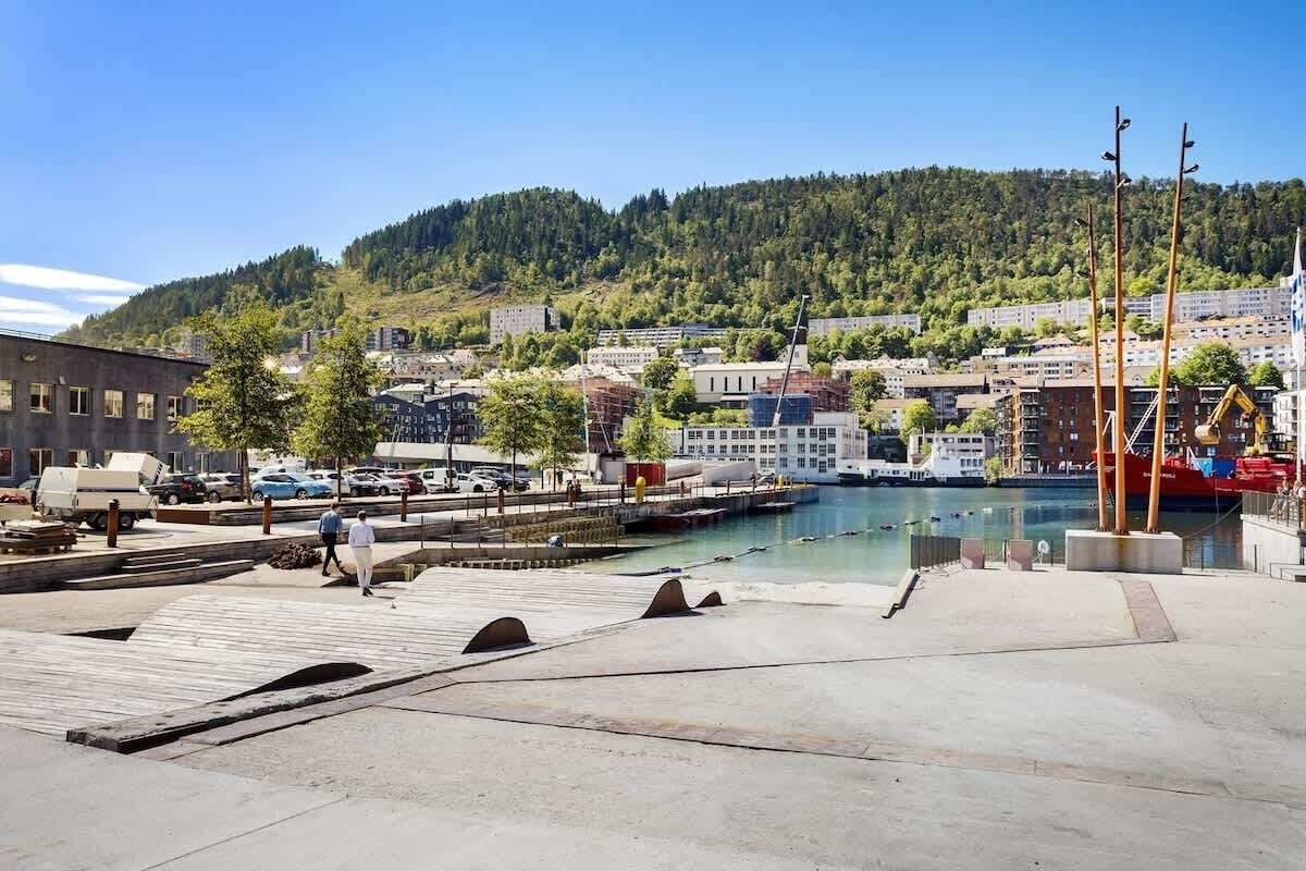 Una zona de front marítim amb un moll, una marina i edificis al fons.