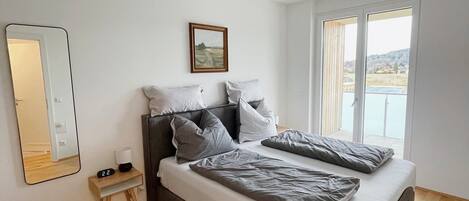 1 chambre, coffre-fort, bureau, fer et planche Ă repasser