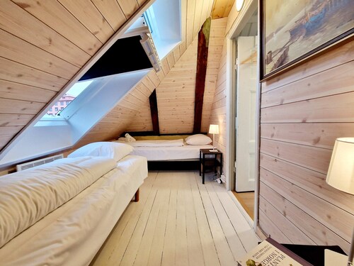 Historic townhouse - 2 baths, 3 floors, 100 percent charm