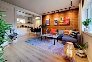 Televisio, takka, työhuone