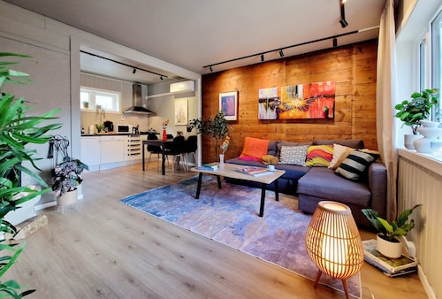 Historic townhouse - 2 baths, 3 floors, 100 percent charm