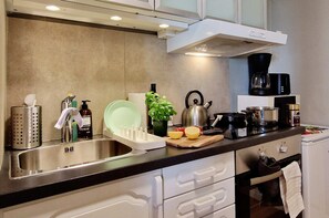 Jääkaappi, mikroaaltouuni, uuni, liesi