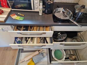 Réfrigérateur, four à micro-ondes, un four, surface de cuisson