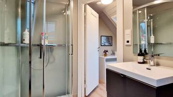 Shower, free toiletries, hair dryer