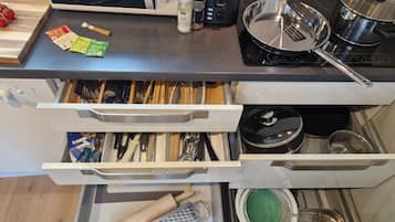 Jääkaappi, mikroaaltouuni, uuni, liesi