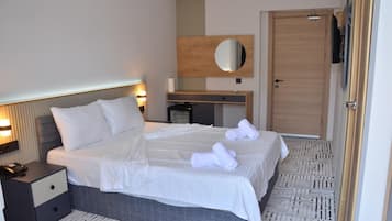 Deluxe Room | Desk, laptop workspace