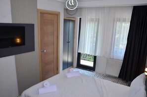 Schreibtisch, laptopgeeigneter Arbeitsplatz