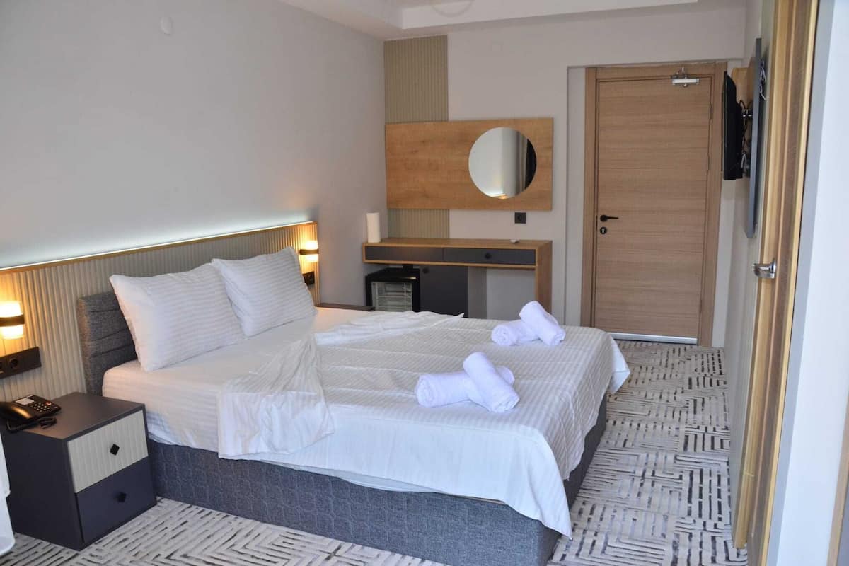 Escritorio y espacio para trabajar con laptop