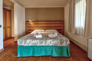 1 bedroom, travel cot