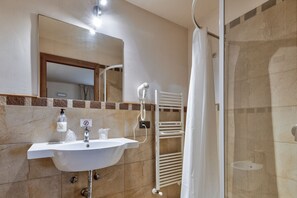 淋浴设施、坐浴桶、毛巾、洗发水