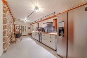 Kjøleskap, mikrobølgeovn, kokeplater og oppvaskmaskin