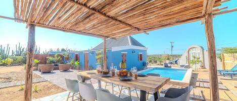 屋外ダイニングエリア