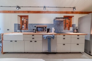 ثلاجة، ميكروويف، موقد طهي مسطح، غسالة أطباق