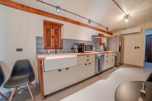 ثلاجة، ميكروويف، موقد طهي مسطح، غسالة أطباق