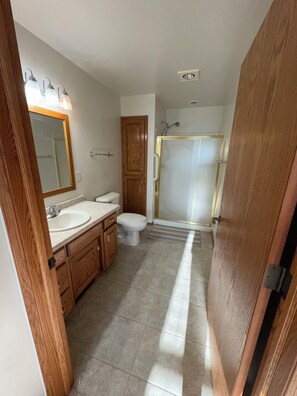 Ducha, secador de pelo, toallas y jabón