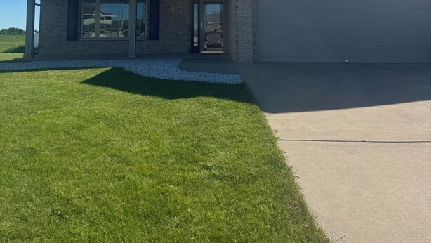 A single-story house with a garage, a well-maintained lawn, and a clear blue sky. - Lovely 3-bedroom condo with AC in De Pere, WI. 10 min drive from Lambeau field. (De Pere)