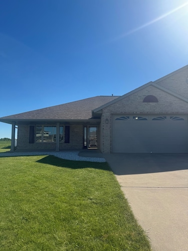 Lovely 3-bedroom condo with AC in De Pere, WI. 10 min drive from Lambeau field.