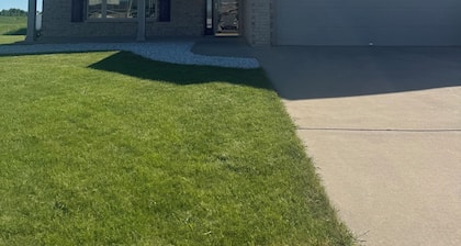 Lovely 3-bedroom condo with AC in De Pere, WI. 10 min drive from Lambeau field.