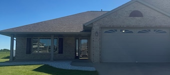 Lovely 3-bedroom condo with AC in De Pere, WI. 10 min drive from Lambeau field.