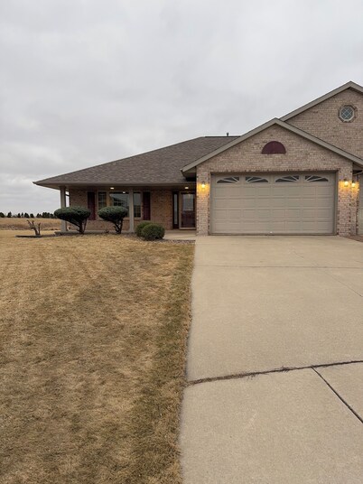 Lovely 3-bedroom condo with AC in De Pere, WI. 10 min drive from Lambeau field.