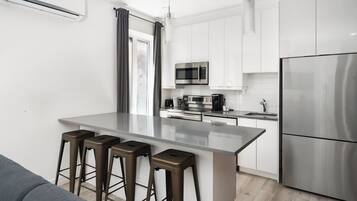 Frigorifero, microonde, forno, piano cottura