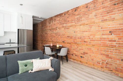 Chic 2BR Retreat in Trendy Mile End | Plateau