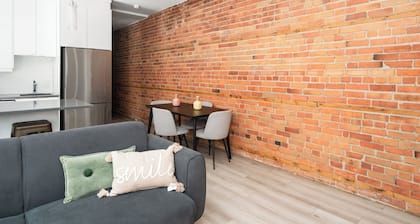 Chic 2BR Retreat in Trendy Mile End | Plateau