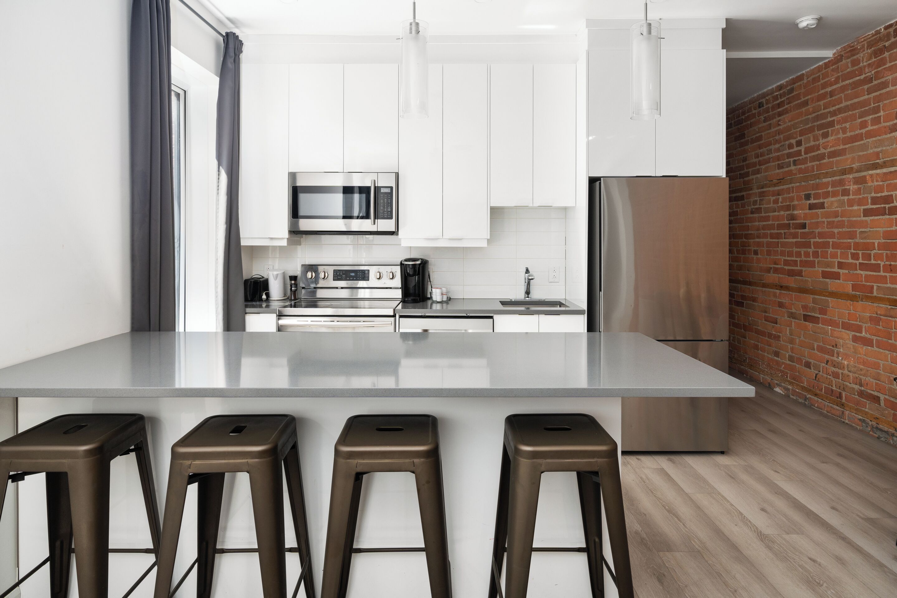 Geladeira, micro-ondas, fogão, cooktop