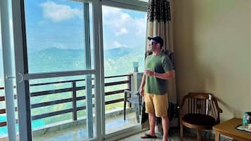 Caja de seguridad en la habitación y cortinas blackout