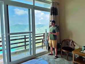 Superior Room, Mountain View | Peti besi dalam bilik, langsir/tirai gelap terus