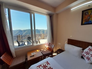 Deluxe Room, Mountain View | Peti besi dalam bilik, langsir/tirai gelap terus