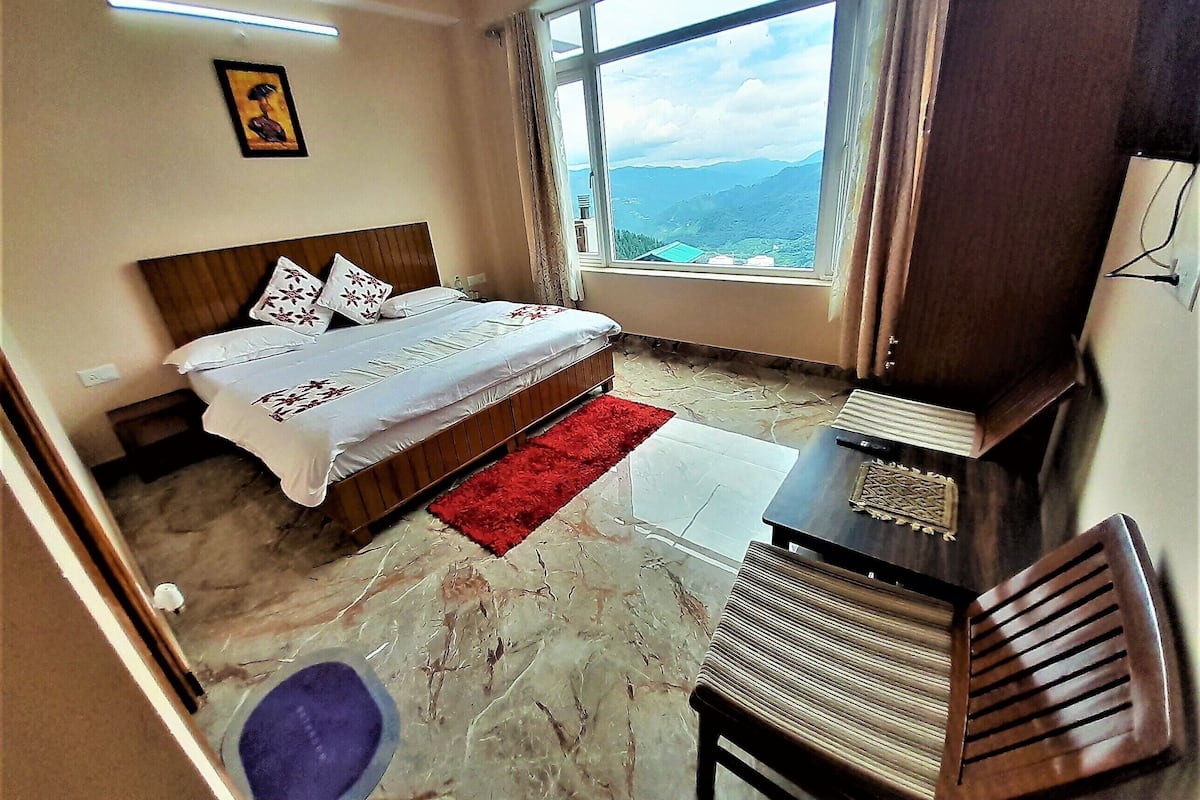 Habitación Deluxe, vistas a la montaña | Caja fuerte, cortinas opacas, tabla de planchar con plancha