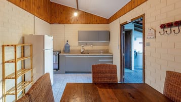 Casa de diseño | Cocina privada | Frigorífico, microondas, utensilios de cocina y mesa de comedor