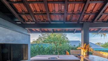 Casa Valley Design 01 - Praia do Rosa/SC | Opções para refeição ao ar livre