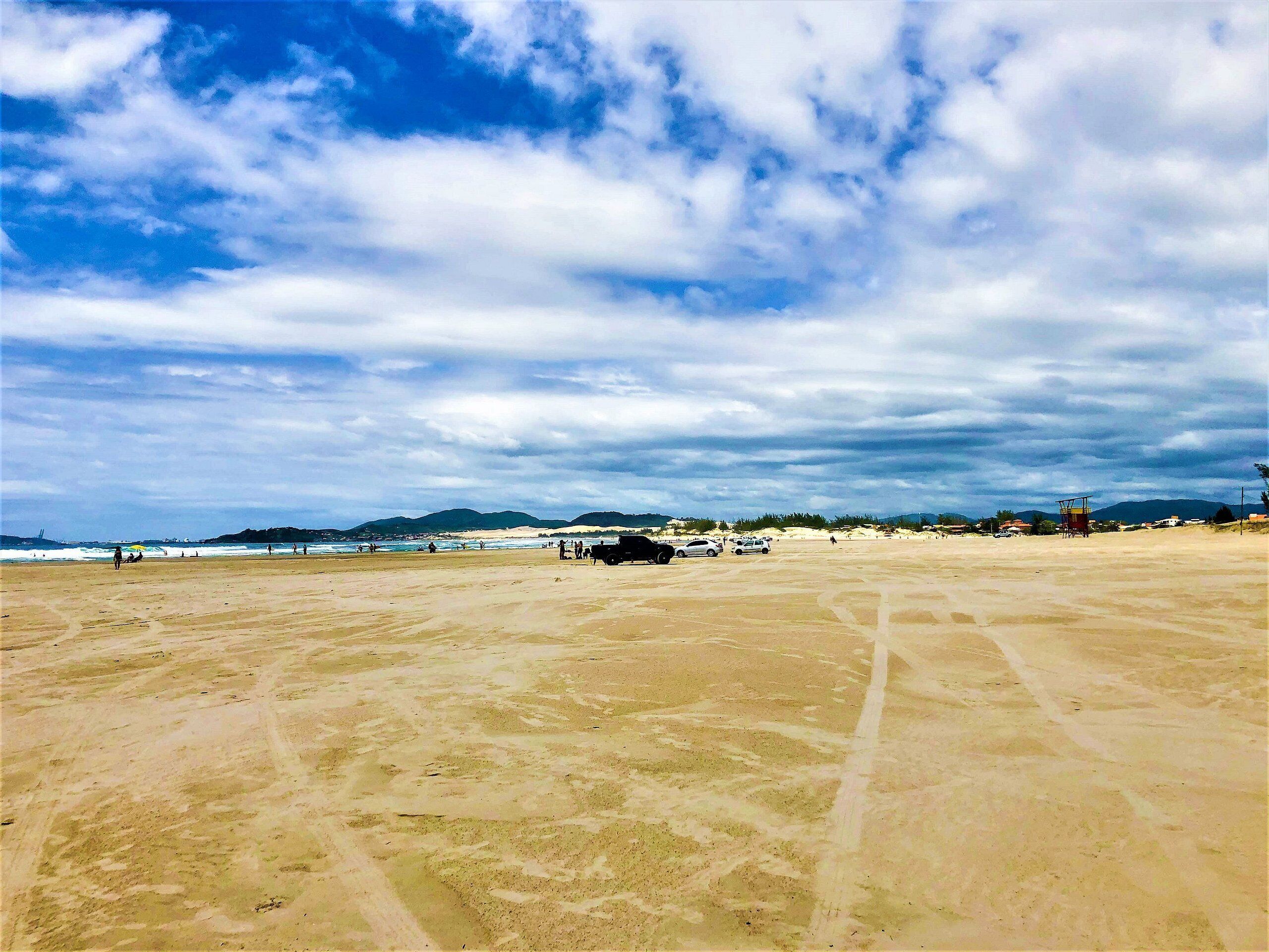 Una playa cerca, arena blanca, sombrillas