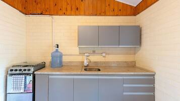 Design-hus | Privat køkken | Køleskab, mikrobølgeovn, køkkentøj/tallerkener/redskaber, spisebord