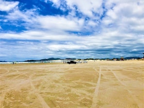Perto da praia, areia branca, guarda-sóis