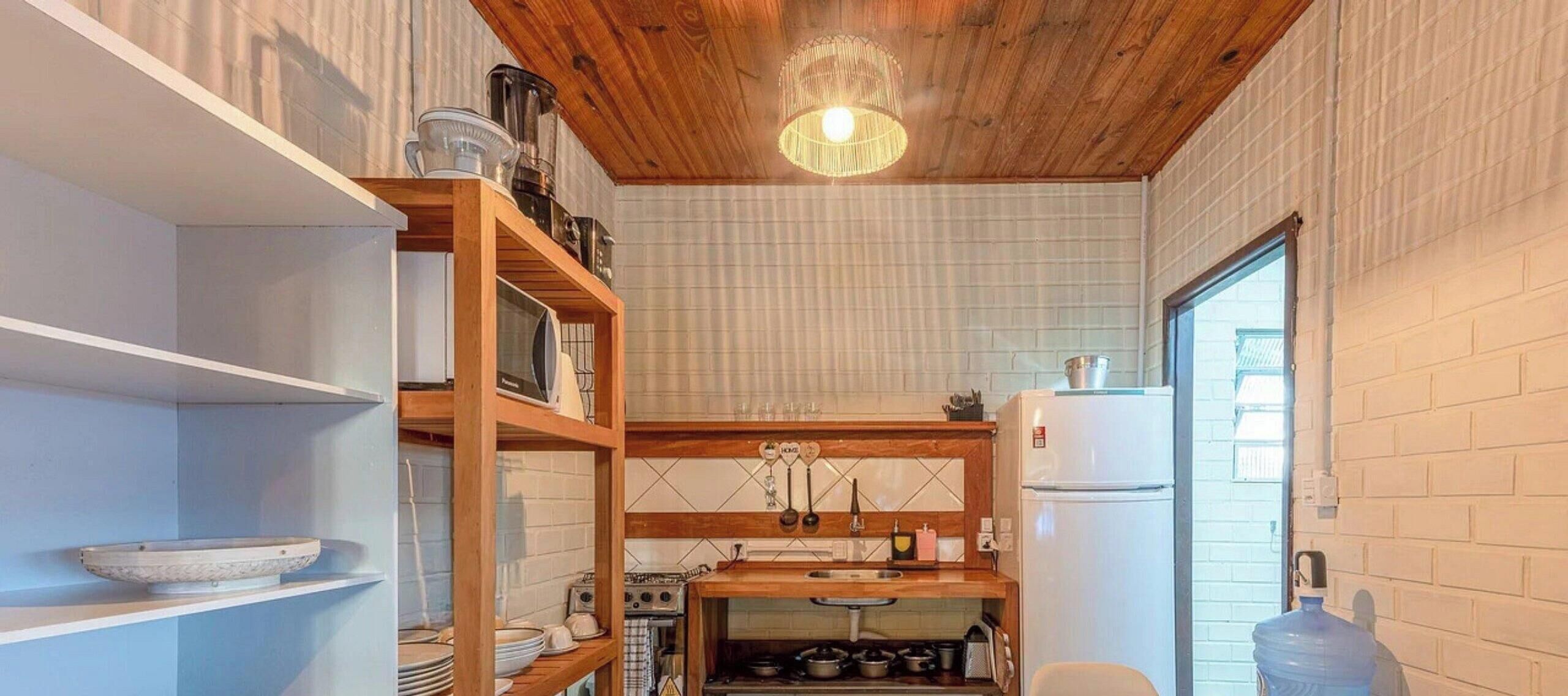 Casa Valley Design 01 - Praia do Rosa/SC | Private kitchen | Fridge, microwave, cookware/dishes/utensils, dining table