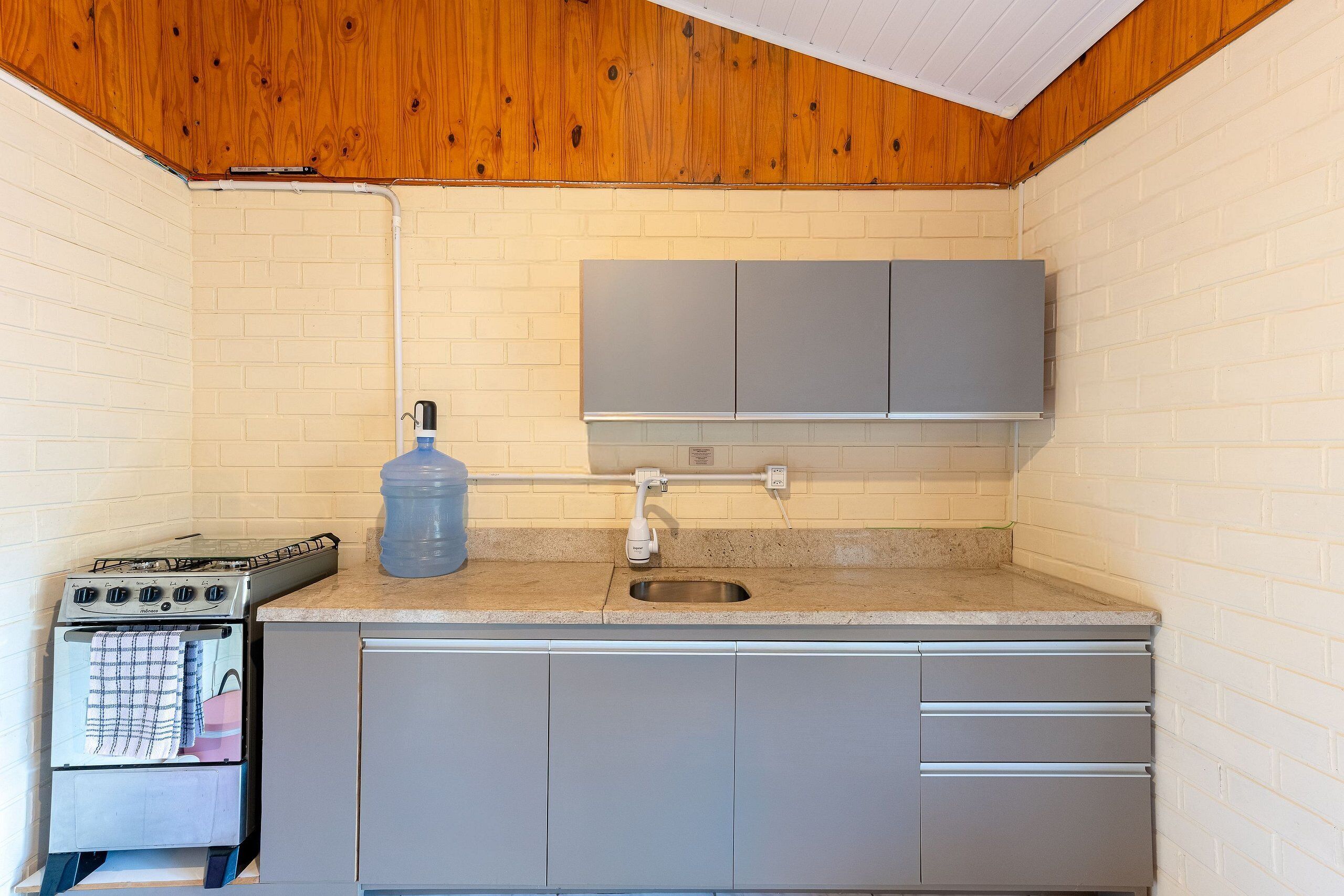 Casa Valley Design 03 - Praia do Rosa/SC | Private kitchen | Fridge, microwave, cookware/dishes/utensils, dining table