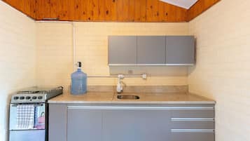 Casa Valley Design 03 - Praia do Rosa/SC | Private kitchen | Fridge, microwave, cookware/dishes/utensils, dining table