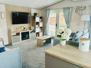 Smart TV - Beautiful lakeside Lodge in tranquil setting (Yaxham)