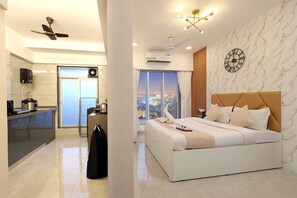 Une chambre d’hôtel moderne, dotée d’un lit, d’une salle de bain et offrant une vue sur la ville.