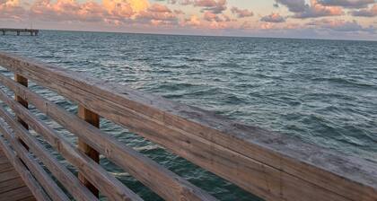 Rustic Coastal • 2BR on 6 Acres - 3 miles from Harbor and 12 minutes from Port A