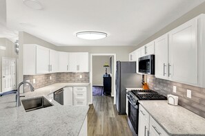 Réfrigérateur, four à micro-ondes, un four, surface de cuisson