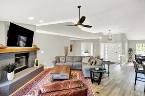 Smart TV, fireplace - Northeast Indianapolis Charming 3-bedroom home in Fishers, fully remodeled 2025 (Fishers)