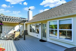 Outdoor dining - Northeast Indianapolis Charming 3-bedroom home in Fishers, fully remodeled 2025 (Fishers)