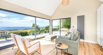 3-bedroom, fully furnished and newly refurbished house, with panoramic views over the Moray Firth.