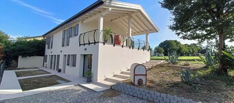 L'olivo- Accommodations 5 minutes from Gardaland, in the quiet among vineyards and olive trees.