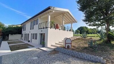 L'olivo- Accommodations 5 minutes from Gardaland, in the quiet among vineyards and olive trees.