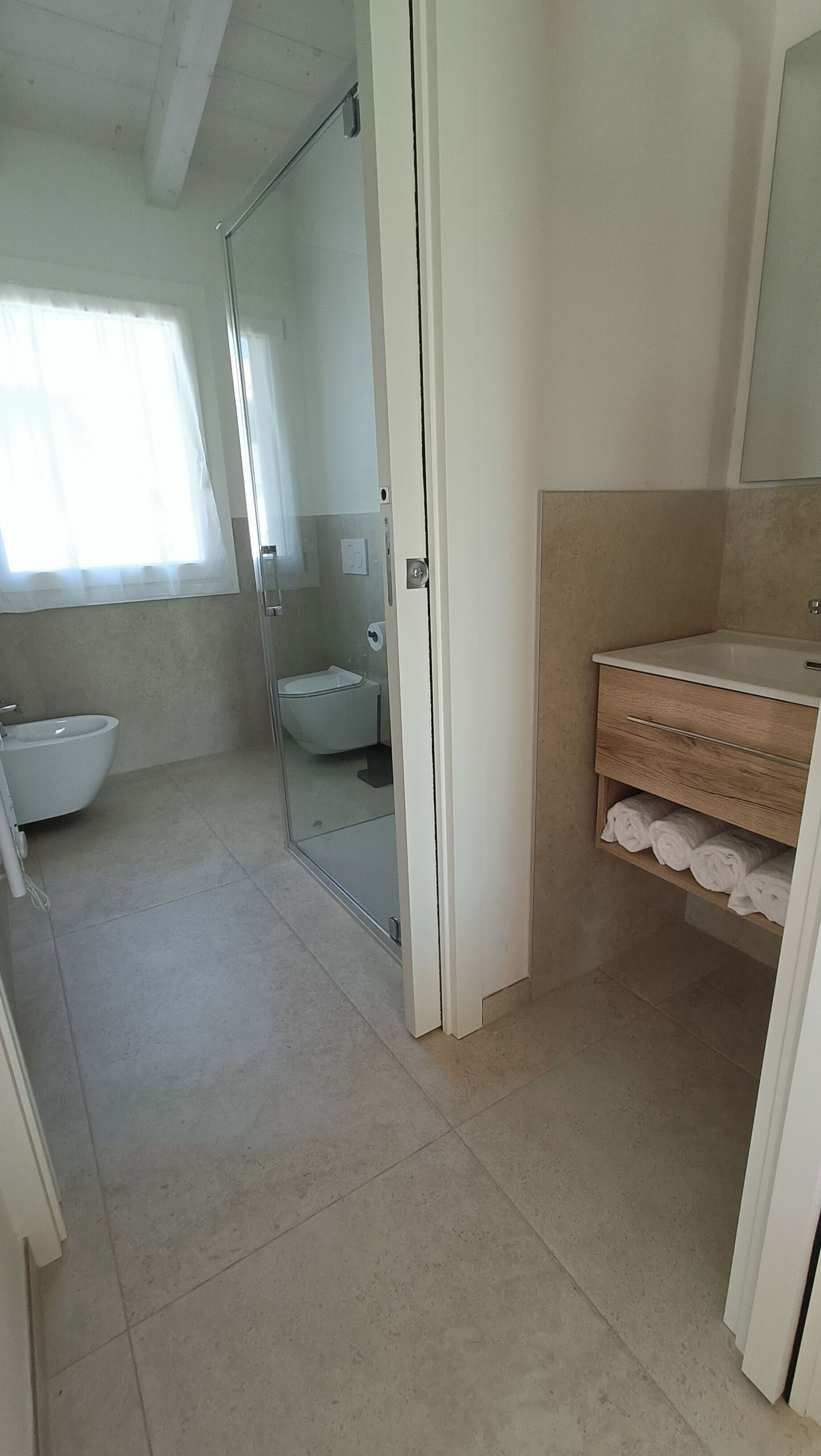 Ein Badezimmer mit Toilette, Bidet und Waschbecken.